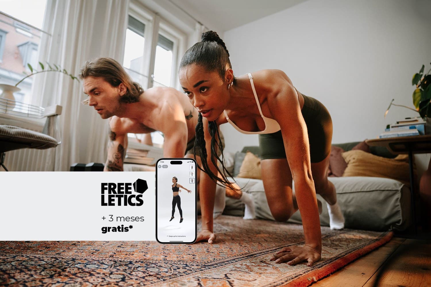 Una mujer y un hombre deportistas están en el suelo del salón haciendo ejercicios de carrera. En el centro de la imagen hay un banner con el texto «Freeletics + 3 meses gratis».