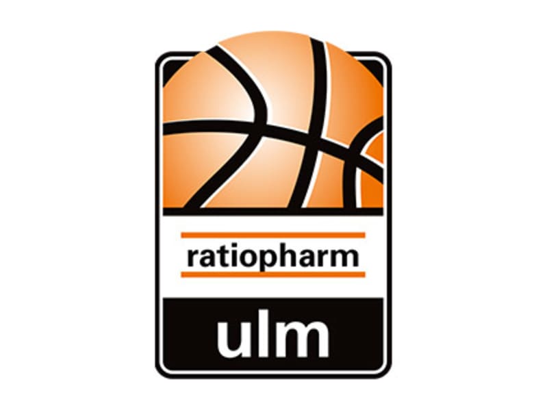 Das Logo von Ratiopharm Ulm ist zu sehen. Es zeigt den Namen der Mannschaft sowie einen Basketball.